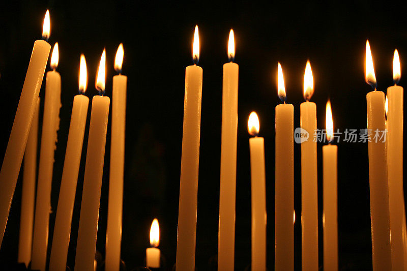 意大利罗马一座天主教教堂里的祈祷蜡烛