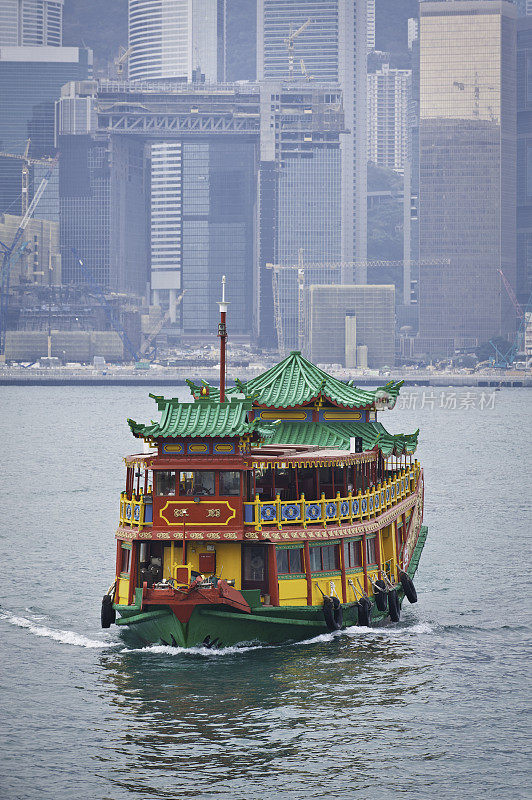 香港港口五颜六色的宝塔渡轮摩天大楼