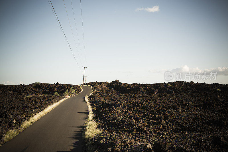 穿过熔岩场的道路。