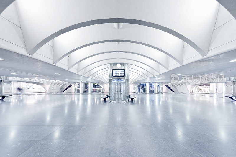 宽敞的白色现代地铁站