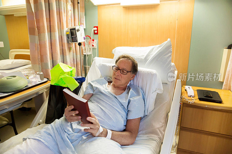 医院病人在床上拆礼物和看书