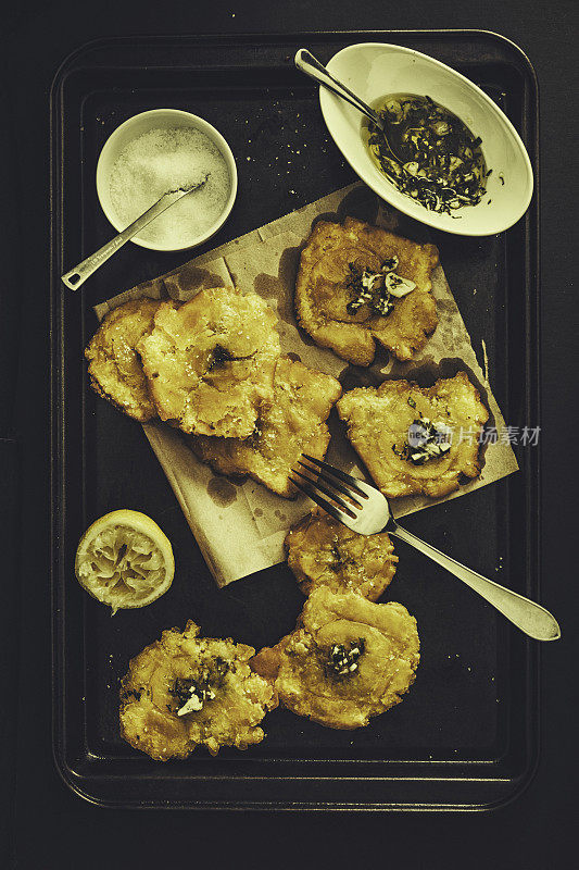 餐桌上食物的高角度视图