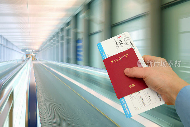 机场高峰时段:商务旅客跑步，持护照，机票