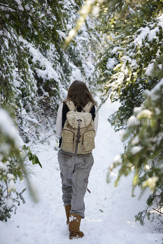 女孩在罗安山的雪地里徒步旅行