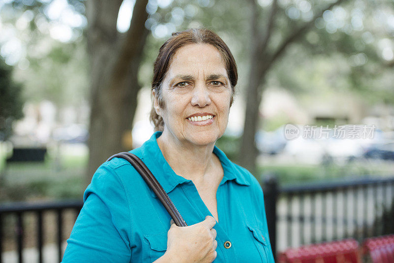 微笑活跃的西班牙裔老年妇女肖像户外佛罗里达奥兰多