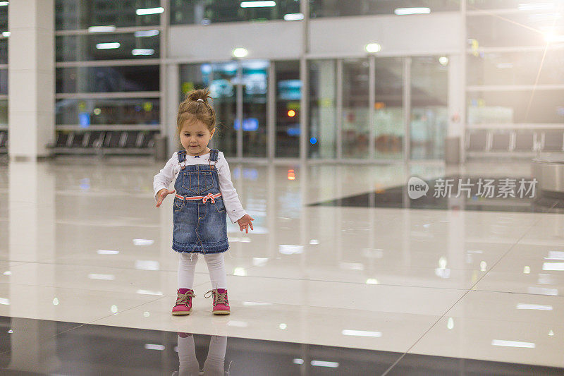 可爱的小女孩独自站在机场入口大厅