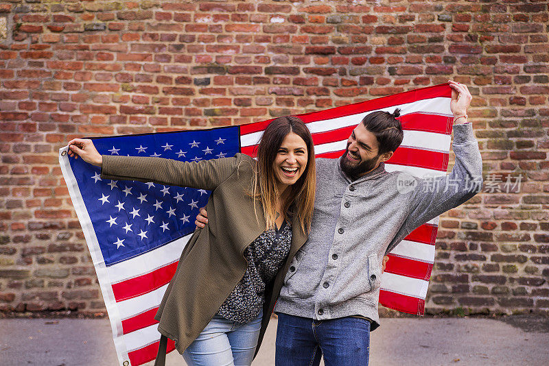 一对时髦的夫妇站在美国国旗纽约前