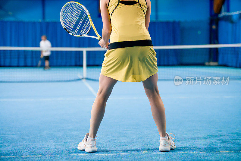 一对小情侣在打网球