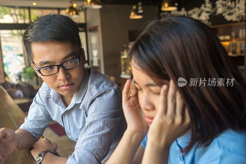 女性感到工作压力大，向同事寻求建议