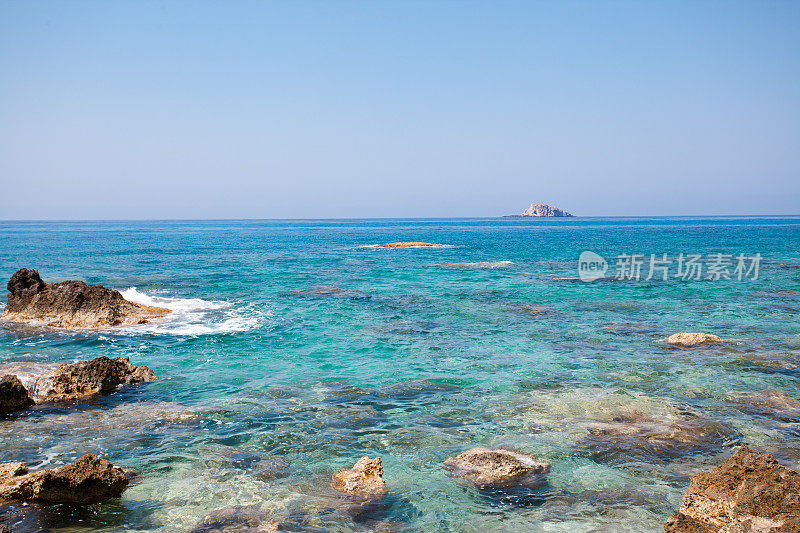 海滩和海边的岩石