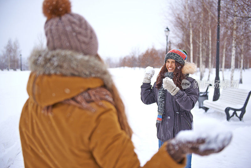 女性朋友在外面享受下雪天