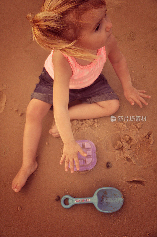 小女孩在沙子里玩