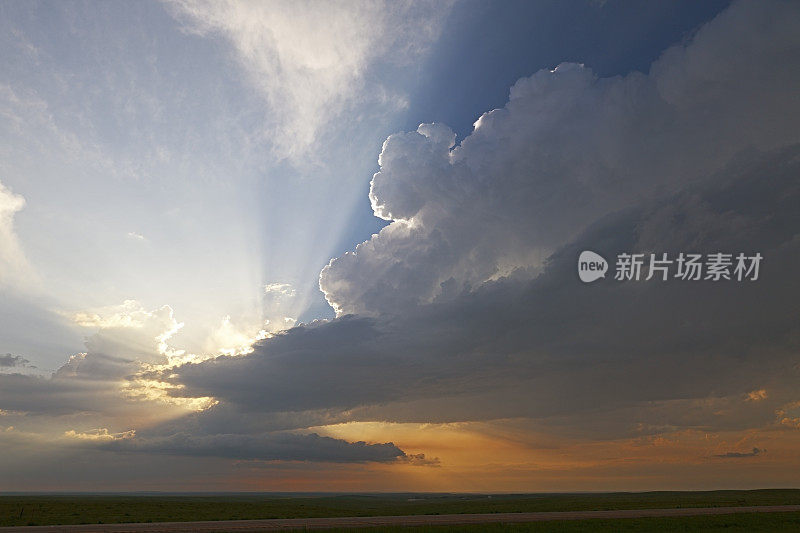 乌云笼罩着阳光和夕阳