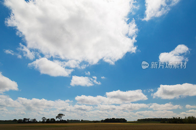 蓝天和云朵在乡村风景景观