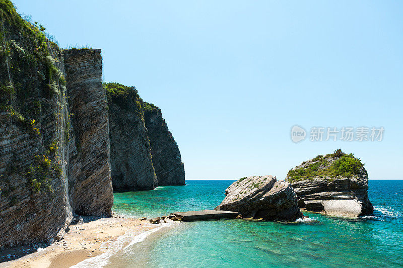 在黑山布德瓦的斯维蒂尼古拉岛的野生海滩