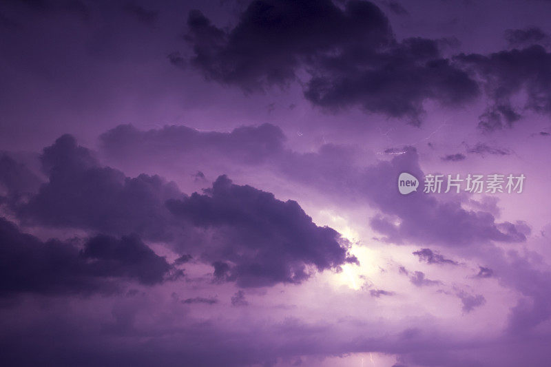 戏剧性的紫色天空