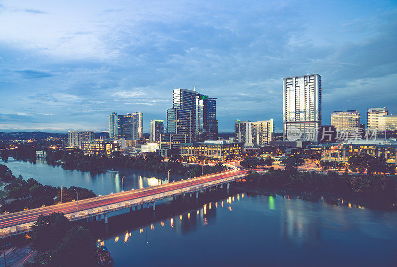 奥斯汀市中心摩天大楼天际线全景城市景观在日落