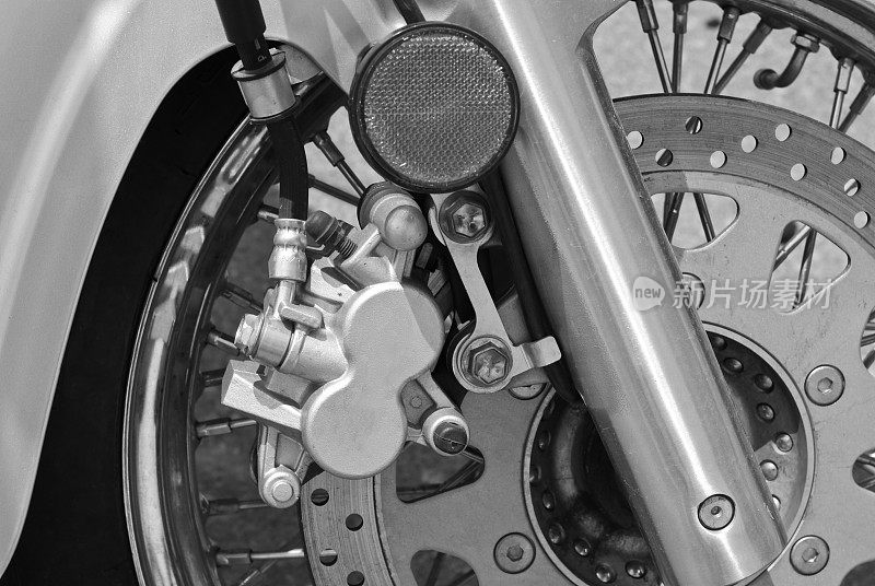 摩托车盘式制动器和车轮-抛光铝，特写视图