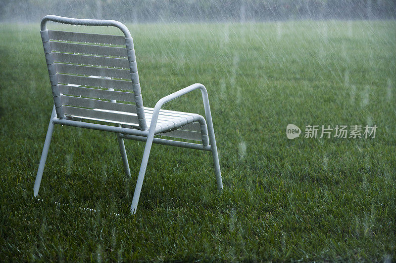 雨中的草坪椅