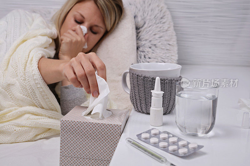 女人感冒了，感冒，流鼻涕医疗保健理念