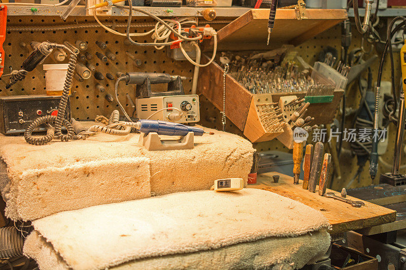 木雕车间工作台和高速工具。