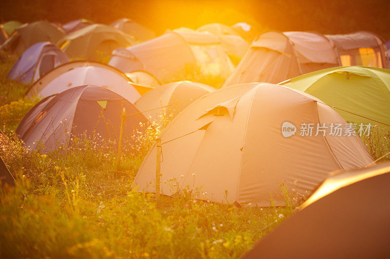 节日露营地的帐篷