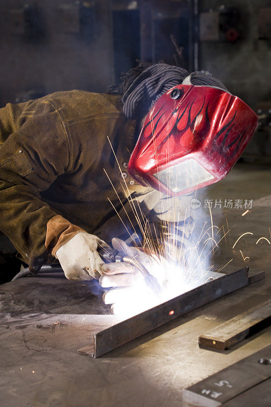 非裔美国工业工人在焊接