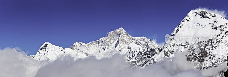 白雪皑皑的冬季山峰全景喜马拉雅山