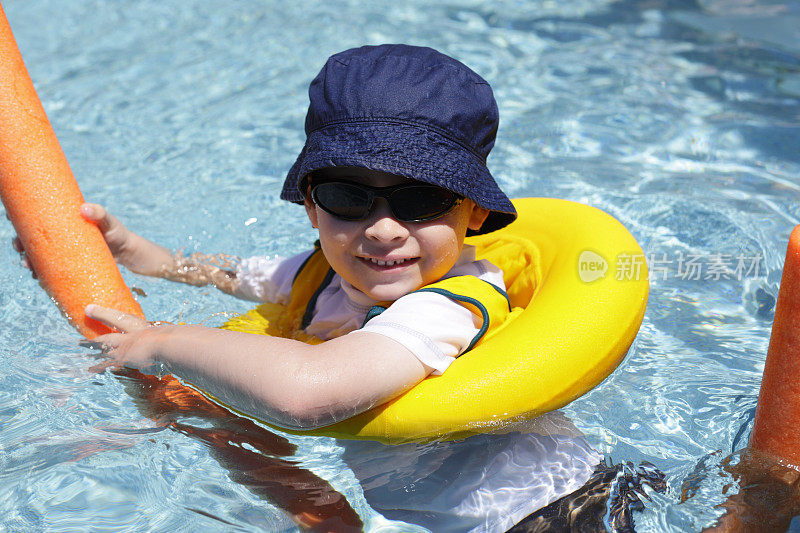 小男孩在游泳池里玩