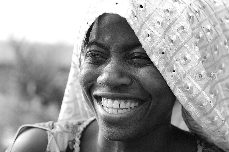 非洲妇女微笑