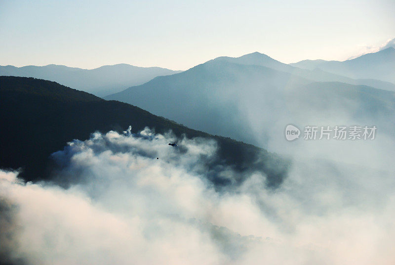 直升机扑灭森林大火