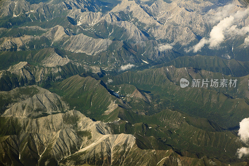 航拍:阿尔泰山的岩石