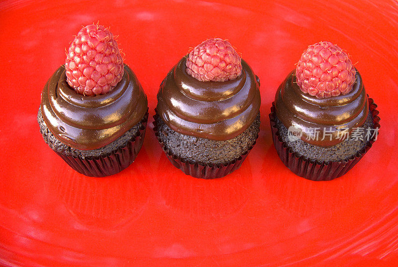 巧克力和甘纳许软糖蛋糕，甜点蛋糕和红覆盆子水果