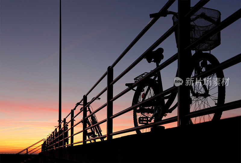 自行车在日落时分