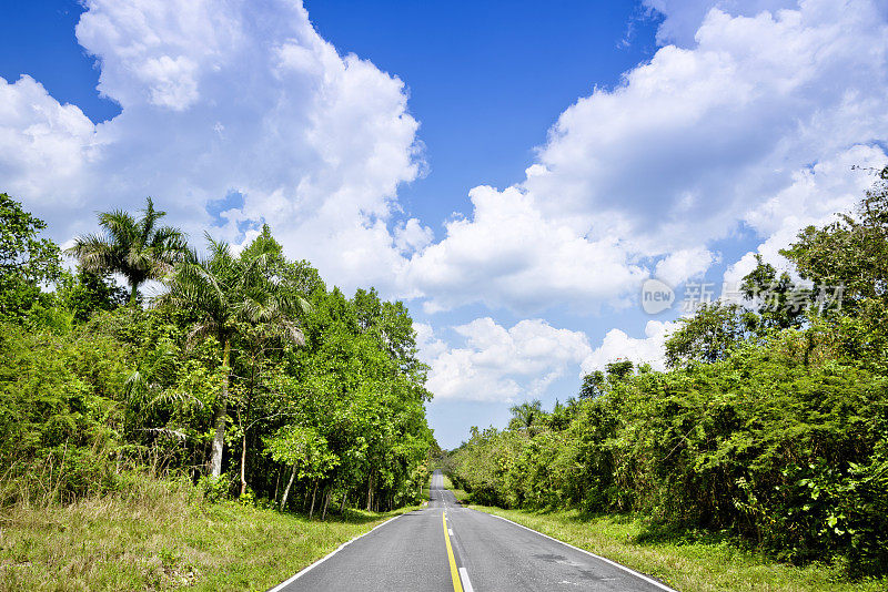 风景如画，天空多云的古巴乡村公路