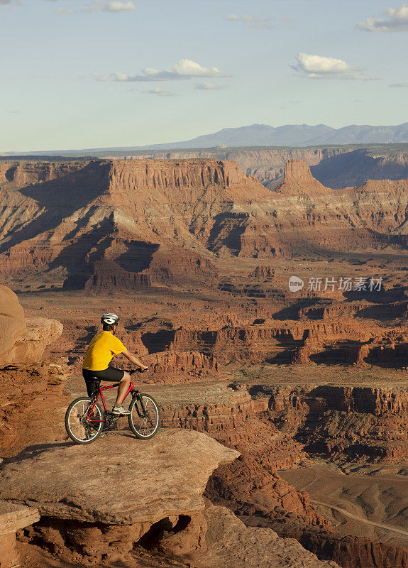 在犹他州摩押峡谷地国家公园骑自行车