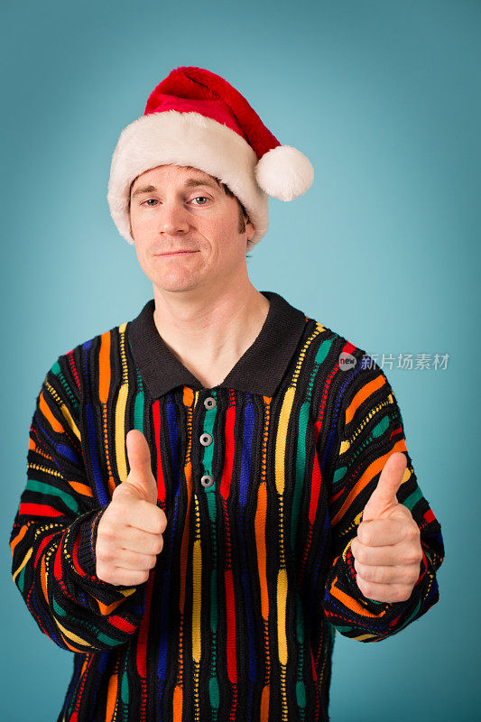 自信的男人戴着圣诞帽和丑陋的圣诞背心