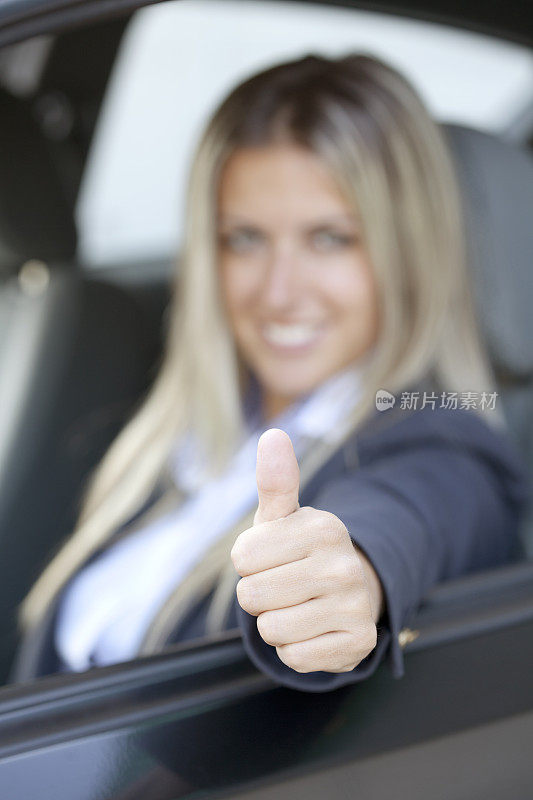 坐在车里的女人，竖起大拇指