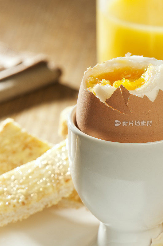 煮鸡蛋在蛋杯与黄油吐司士兵