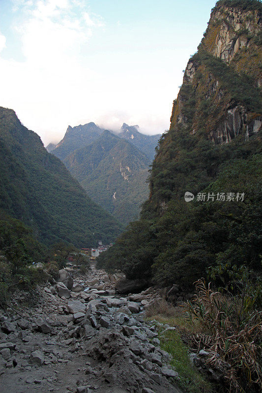 秘鲁:阿瓜斯卡连特斯地区的安第斯山脉