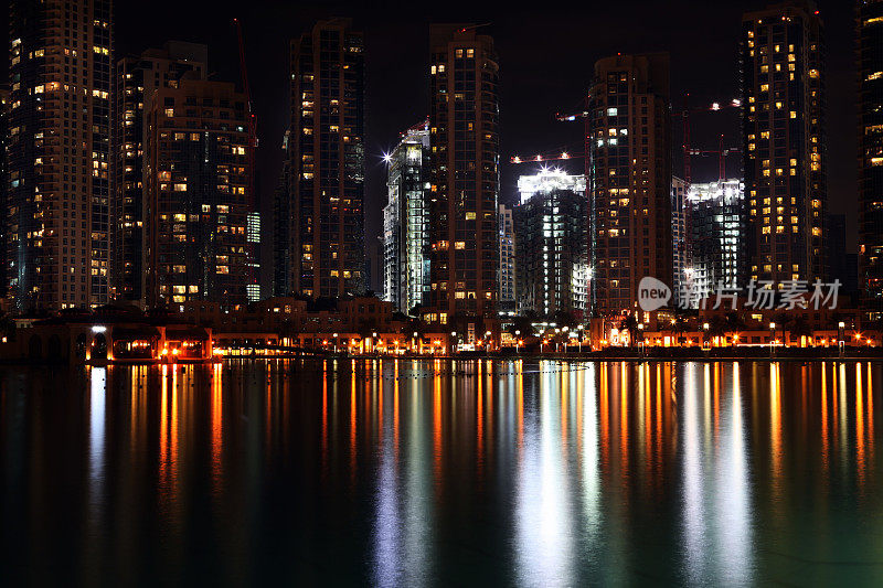 晚上的迪拜码头。