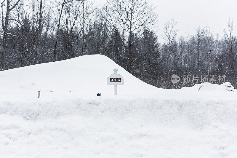 在暴风雪中出售的新家园地段