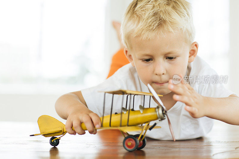 学龄前儿童玩飞机