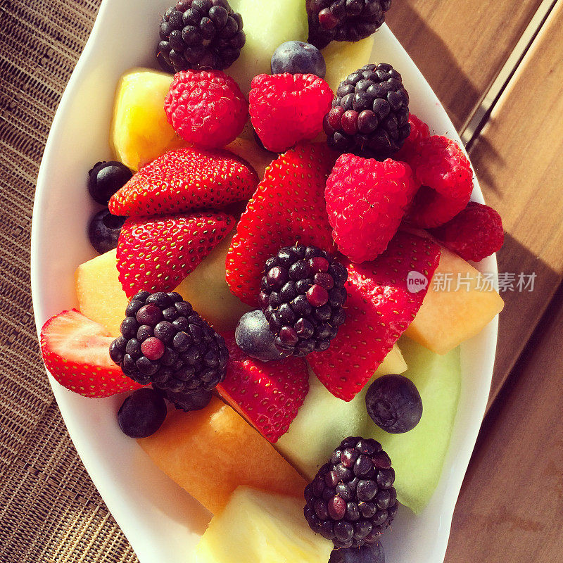 夏天的水果和浆果在一个盘子里