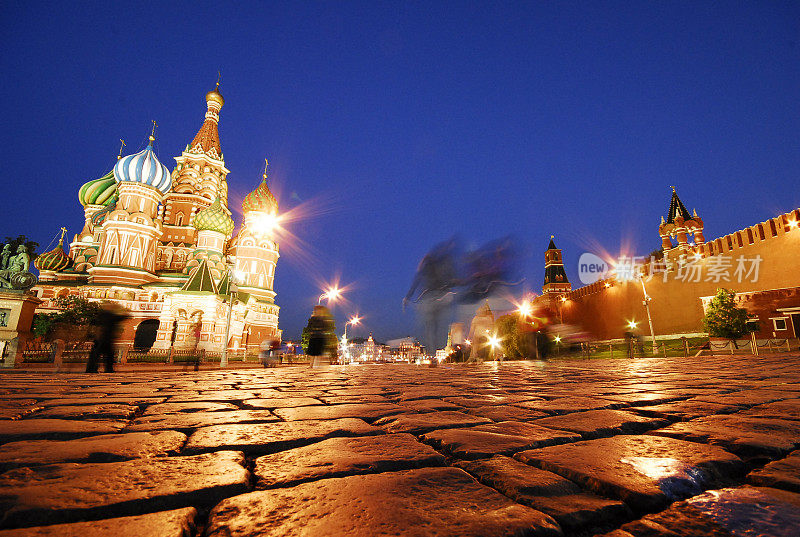 莫斯科克里姆林宫和圣巴西尔大教堂的夜晚