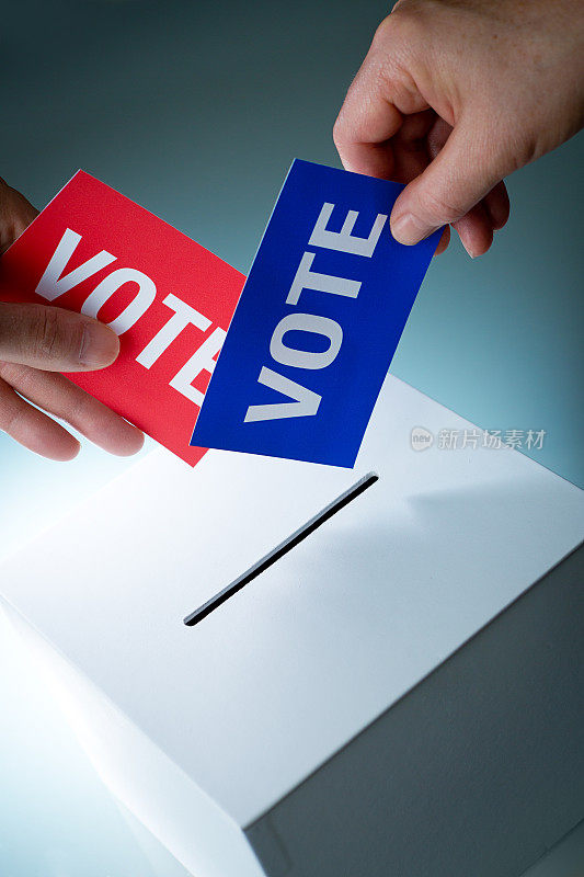 美国选民投票支持共和党和民主党的选票