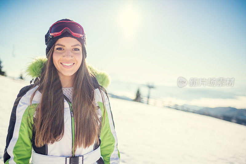 山顶上穿着滑雪服的女人