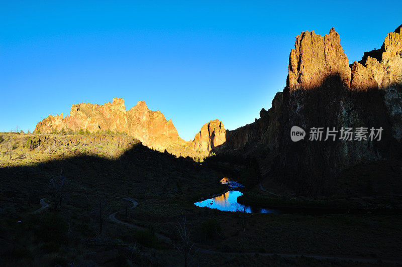 日出时的史密斯岩