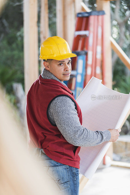 西班牙建筑工人戴着安全帽，计划着