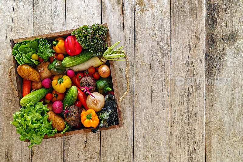 旧木箱装满了新鲜的色拉蔬菜。